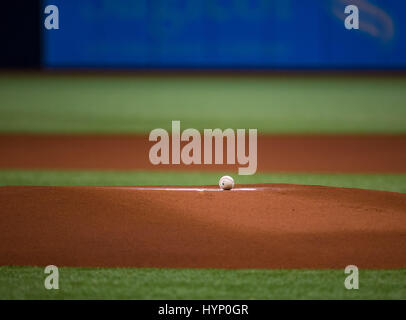Tropicana Field. Le 05 Avr, 2017. Floride, USA-le ballon se trouve sur l'pitchers mound en attendant le début du match entre les Yankees et les rayons au Tropicana Field. Del Mecum/CSM/Alamy Live News Banque D'Images