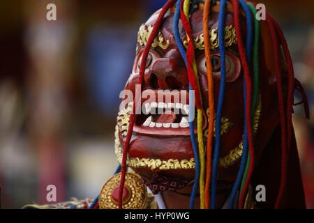 Katmandou, Népal. 6ème apr 2017. Masque d'un lama bouddhiste ou Moine est photographié alors qu'il effectuait une danse traditionnelle sacrée pour la paix du monde prières au monastère de Shéchèn à Katmandou le Jeudi, Avril 06, 2017. Credit : Skanda Gautam/ZUMA/Alamy Fil Live News Banque D'Images