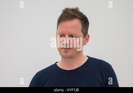 Wolfsburg, Allemagne. 06 avr, 2017. L'artiste belge Hans Op de Beeck vu dans le musée d'art à Wolfsburg, Allemagne, 06 avril 2017. L'exposition 'Hans Op de Beeck. Hors de l'ordinaire' est de fonctionner à l'Art Museum de Wolfsburg 06 avril au 03 septembre 2017. Photo : Silas Stein/dpa/Alamy Live News Banque D'Images