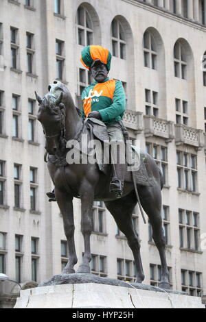 Liverpool, Royaume-Uni. 6ème apr 2017. Le roi Édouard VII monument à pier head Liverpool décoré en couleurs course jockey par ITV racing en préparation pour le Grand National à Aintree, Pier Head, Liverpool, 6e avril 2017. Credit : Radharc Images/Alamy Live News Banque D'Images