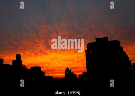 New York, USA. Le 05 Avr, 2017. Coucher de soleil sur le Chelsea de Manhattan à New York dans la soirée du 5 avril 2017 Crédit : Adam Stoltman/Alamy Live News Banque D'Images