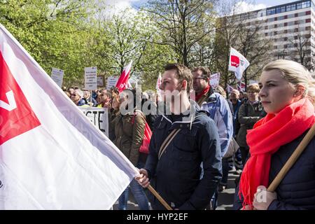 Berlin, Berlin, Allemagne. 6ème apr 2017. Environ 1 000 personnes manifestent contre les suppressions d'emplois à l'entreprise d'énergie Suédois Vattenfall à Berlin Kreuzberg. Le fournisseur d'énergie a annoncé des plans pour réduire ses coûts grâce à une réduction des emplois dans leur propre entreprise. Environ 200 employés à temps plein ont été touchées, 120 d'entre eux à Berlin. Crédit : Jan Scheunert/ZUMA/Alamy Fil Live News Banque D'Images