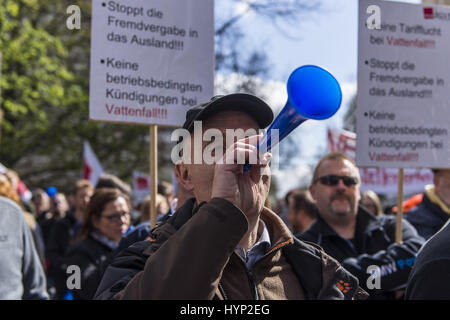 Berlin, Berlin, Allemagne. 6ème apr 2017. Environ 1 000 personnes manifestent contre les suppressions d'emplois à l'entreprise d'énergie Suédois Vattenfall à Berlin Kreuzberg. Le fournisseur d'énergie a annoncé des plans pour réduire ses coûts grâce à une réduction des emplois dans leur propre entreprise. Environ 200 employés à temps plein ont été touchées, 120 d'entre eux à Berlin. Crédit : Jan Scheunert/ZUMA/Alamy Fil Live News Banque D'Images