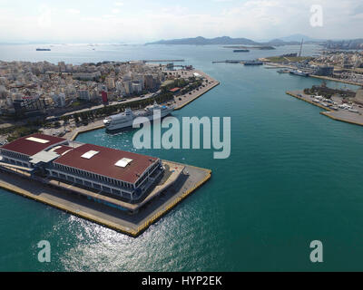 Athènes. 30Th Mar, 2017. Photo prise le 30 mars 2017 montre l'Administration portuaire de Pirée immeuble de bureaux dans la Grèce. La Chine Cosco (China Ocean Shipping Group Company) a acquis une participation majoritaire dans le port du Pirée, l'Autorité par la bourse d'Athènes en avril 2016. Jiangxuan Crédit : Chen/Xinhua/Alamy Live News Banque D'Images