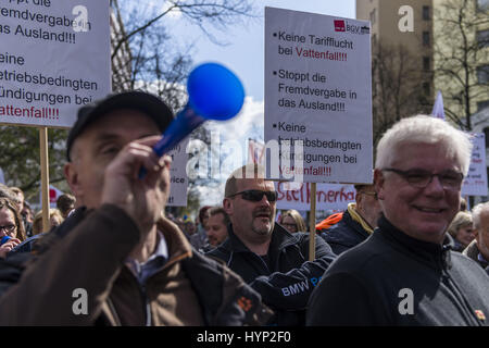 Berlin, Berlin, Allemagne. 6ème apr 2017. Environ 1 000 personnes manifestent contre les suppressions d'emplois à l'entreprise d'énergie Suédois Vattenfall à Berlin Kreuzberg. Le fournisseur d'énergie a annoncé des plans pour réduire ses coûts grâce à une réduction des emplois dans leur propre entreprise. Environ 200 employés à temps plein ont été touchées, 120 d'entre eux à Berlin. Crédit : Jan Scheunert/ZUMA/Alamy Fil Live News Banque D'Images