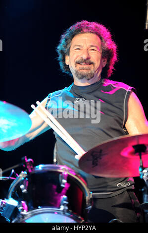 22 mars 2017 - John Thomas 'Sib' Hashian (Août 17, 1949 - Mars 22, 2017) était un musicien américain, plus connu en tant que batteur du groupe de rock Boston. Hashian est décédé le 22 mars 2017, à l'âge de 67 ans, après s'effondrer au milieu d'un ensemble pendant l'exécution à bord d'un navire de croisière. Sur la photo : 25 juin 2011 - Los Angeles, CA, USA - SIB HASHIAN, musicien, batteur de Ernie et l'automatique, au Théâtre Grec, Los Angeles, CA, USA. Hashian a joué sur les 3 premiers albums de Boston Crédit : Scott Mitchell/ZUMAPRESS.com/Alamy Live News Banque D'Images