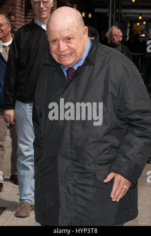 Photos de fichier : New York, USA. 06 avril 2017. Don Rickles entre dans la 'Late Show With David Letterman' ruban au Ed Sullivan Theater le 4 avril 2012 à New York. Crédit : Erik Pendzich/Alamy Live News Banque D'Images