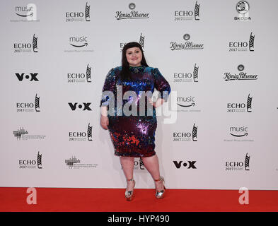 Berlin, Allemagne. 6ème apr 2017. Singer Beth Ditto arrive à la cérémonie du 26e prix de la musique allemande 'echo' à Berlin, Allemagne, 6 avril 2017. Photo : Britta Pedersen/dpa/Alamy Live News Banque D'Images