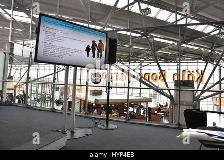 Cologne, Allemagne. 6ème apr 2017. Vue sur le terminal d'arrivée de l'aéroport de Cologne/Bonn, près de Cologne, Allemagne, 6 avril 2017. - Aucun FIL SERIVCE - Photo : Horst Galuschka/dpa/Alamy Live News Banque D'Images