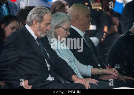 Arlington, États-Unis d'Amérique. 06 avr, 2017. Carolyn Glenn, fille de John Glenn, centre, et son frère David, droite, pendant le service funèbre pour leur père John Glenn au cimetière national d'Arlington, le 6 avril 2017 à Arlington, en Virginie. Glenn, le premier astronaute américain en orbite autour de la Terre et plus tard un sénateur des Etats-Unis, est décédé à l'âge de 95 ans le 8 décembre 2016. Credit : Planetpix/Alamy Live News Banque D'Images