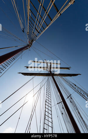 Woolwich, Londres, Royaume-Uni. 6e avril 2017. Mâts de la première Tall Ship pour arriver à Woolwich, le J. R. Tolkien - qui est un luxueux gaff-topsail schooner de 42 mètres de longueur. Pour le dernier week-end de Pâques, Maritime Greenwich et Woolwich accueillera le début des rendez-vous des grands voiliers 2017 Festval et grands voiliers en régate. Credit : Vickie Flores/Alamy Live News Banque D'Images