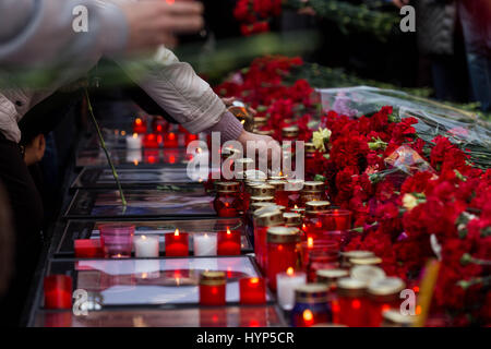 Moscou, Russie. 6ème apr 2017. Les gens déposent des fleurs pour commémorer les victimes d'une explosion de Saint-Pétersbourg à Moscou, Russie, le 6 avril 2017. Environ cinquante mille personnes se sont réunies ici à Carré Manezhnaya jeudi pour commémorer les victimes de l'explosion à Saint-Pétersbourg. Une explosion a eu lieu le lundi après-midi dans un train dans le tunnel entre les stations de métro Ploshchad Sennaya et l'Institut Technologique de Saint-Pétersbourg, la deuxième ville de la Russie, tuant 14 personnes et en blessant des dizaines. Credit : Evgeny Sinitsyn/Xinhua/Alamy Live News Banque D'Images