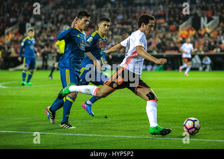 Valence, Espagne. 06 avr, 2017. Valencia CF vs Real Celta de Vigo - La Liga Journée 30 - Estadio Mestalla, en action pendant le jeu -- Dani Parejo (C) pour le Valencia CF frappe la ball Crédit : VWPics/Alamy Live News Banque D'Images