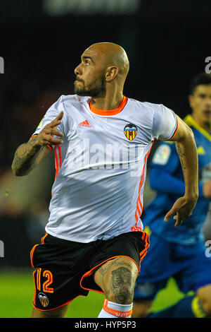 Valence, Espagne. 06 avr, 2017. Valencia CF vs Real Celta de Vigo - La Liga Journée 30 - Estadio Mestalla, en action pendant le jeu -- Simone Zaza striker pour Valencia CF fonctionne pour un crédit : balle VWPics/Alamy Live News Banque D'Images