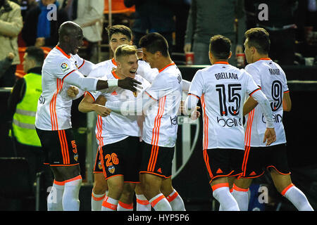 Valence, Espagne. 06 avr, 2017. Valencia CF vs Real Celta de Vigo - La Liga Journée 30 - Estadio Mestalla, en action pendant le jeu -- Valencia CF joueurs célébrer un but, Lato (défenseur gauche, 26) face Crédit : VWPics/Alamy Live News Banque D'Images