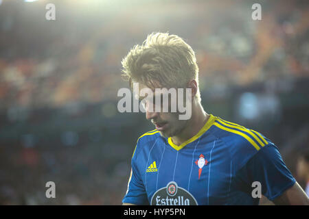 Valence, Espagne. 06 avr, 2017. Valencia CF vs Real Celta de Vigo - La Liga Journée 30 - Estadio Mestalla, en action pendant le jeu -- Daniel Wass pour le Celta de Vigo réagit après avoir raté une occasion de marquer Crédit : VWPics/Alamy Live News Banque D'Images