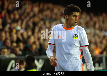 Valence, Espagne. 06 avr, 2017. Valencia CF vs Real Celta de Vigo - La Liga Journée 30 - Estadio Mestalla, en action pendant le jeu -- Joao Cancelo défenseur droit pour Valencia CF réagit après un coup de crédit : balle VWPics/Alamy Live News Banque D'Images