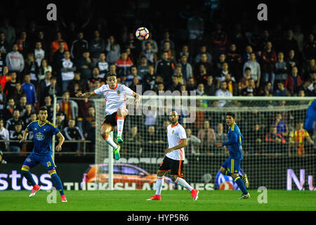 Valence, Espagne. 06 avr, 2017. Valencia CF vs Real Celta de Vigo - La Liga Journée 30 - Estadio Mestalla, en action pendant le jeu -- Munir, attaquant pour Valencia CF (milieu) sauts pour un crédit : balle VWPics/Alamy Live News Banque D'Images