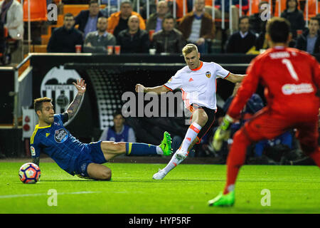 Valence, Espagne. 06 avr, 2017. Valencia CF vs Real Celta de Vigo - La Liga Journée 30 - Estadio Mestalla, en action pendant le jeu -- Lato, défenseur gauche pour Valencia CF frappe la balle : VWPics Crédit/Alamy Live News Banque D'Images