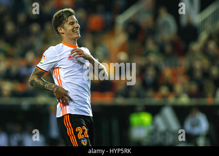 Valence, Espagne. 06 avr, 2017. Valencia CF vs Real Celta de Vigo - La Liga Journée 30 - Estadio Mestalla, en action pendant le jeu -- Santi Mina pour le Valencia CF réagit et rire après avoir raté une occasion de marquer Crédit : VWPics/Alamy Live News Banque D'Images