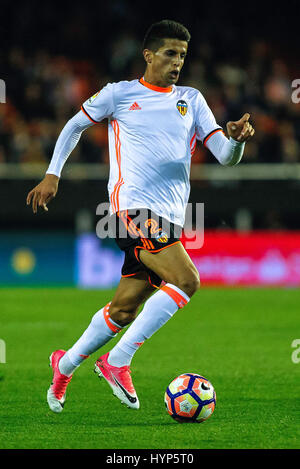 Valence, Espagne. 06 avr, 2017. Valencia CF vs Real Celta de Vigo - La Liga Journée 30 - Estadio Mestalla, en action pendant le jeu -- Joao Cancelo, défenseur droit pour Valencia CF s'exécute avec la balle Crédit : VWPics/Alamy Live News Banque D'Images