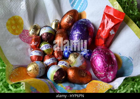 Sydney, Australie - Avril 2, 2017. Autre type de lapins et oeufs en chocolat de fabriques de chocolat. Produits de Ferrero, Cadburry, Lindt et Mos Banque D'Images