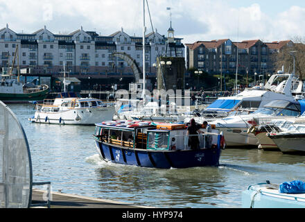 Un ferry à St Augustine's Reach, Bristol, Royaume-Uni Banque D'Images