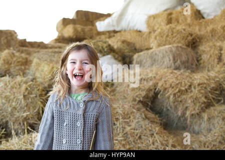 Close up portrait of a young girl laughing on ferme avec meules Banque D'Images