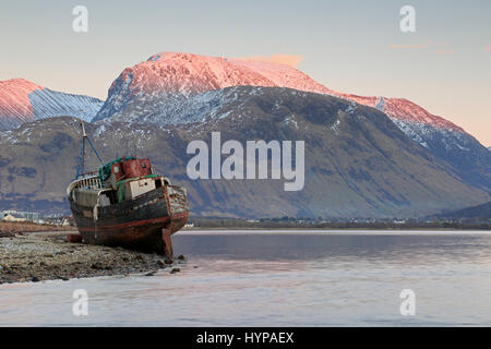 Vue sur le Ben Nevis au coucher du soleil de Corpach montrant un bateau cassé Banque D'Images