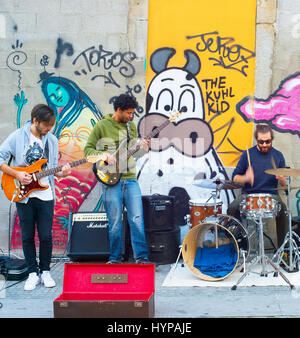 PORTO, PORTUGAL - NOV 13, 2016 : groupe jouant de la musique dans la rue. Porto au Portugal destiantion touristique célèbre Banque D'Images