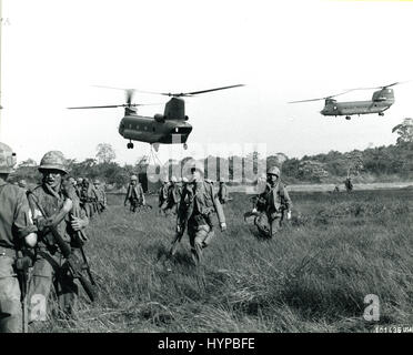 Les troupes de l'armée américaine en déplacement dans le sud du Vietnam au cours de l'OPÉRATION JUNCTION CITY. Planant dans l'arrière-plan sont des hélicoptères CH-47 Chinook de l'Armée, 1967. Banque D'Images