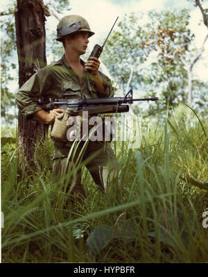 Soldat dans le Vietnam à l'aide de la radio, 1967 Banque D'Images