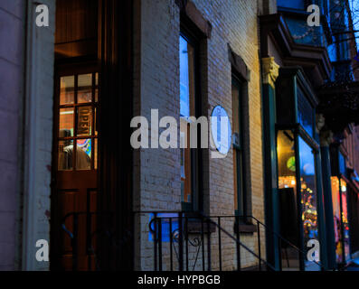 Troy NY est une ville éclectique, artsy et participe à un open house art vendredi soir. De nombreux magasins, bars et galeries sont ouvertes. Cette nuit a été r Banque D'Images