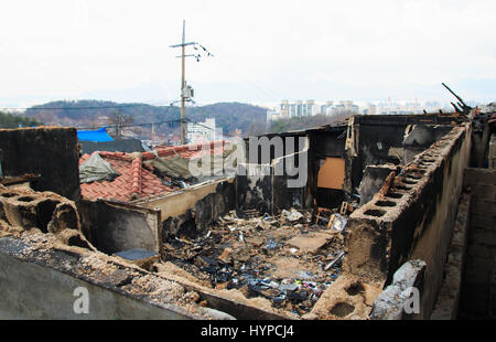 Vue sur la dernière colline pauvres village appelé Baeksa ville ou village(104 104 Village) à Séoul, Corée. Banque D'Images