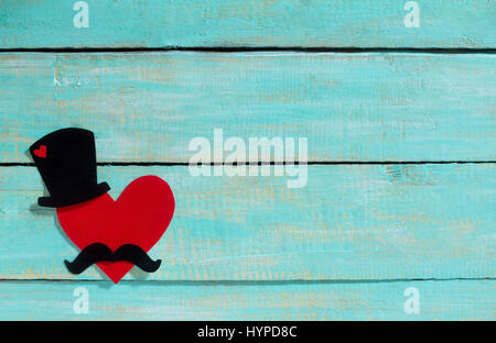 Arrière-plan de la Fête des pères. Chapeau noir, moustache et cœur rouge. Copier l'espace. Banque D'Images