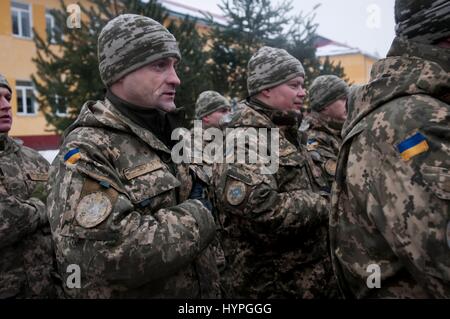 Les soldats ukrainiens à chanter l'hymne national lors d'une cérémonie d'ouverture à l'International de maintien de la paix et la sécurité le 2 février, 2017 dans l'viv, Ukraine. Banque D'Images