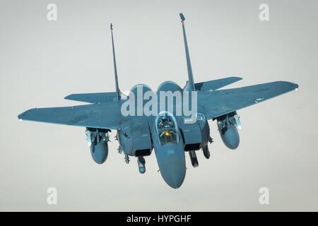 Un F-15E Strike Eagle fighter jet avion en vol au cours de l'opération, 22 février résoudre inhérent 2017 sur l'Irak. Banque D'Images