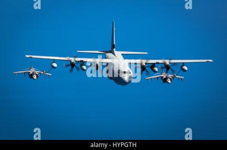 La Marine espagnole deux Harrier AV-8B des avions d'attaque derrière un USMC KC-130J avions-ravitailleurs pendant un exercice de ravitaillement en vol le 15 mai 2015 au large des côtes de l'Espagne. Banque D'Images