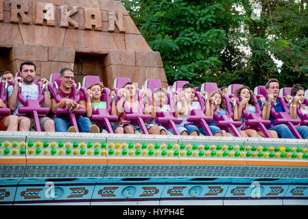 Barcelone - 5 septembre : Les gens s'amuser dans la liste déroulante Tower attraction de parc d'attractions du Tibidabo, le 5 septembre 2015 à Barcelone, Espagne. Banque D'Images