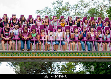 Barcelone - 5 septembre : Les gens s'amuser dans la liste déroulante Tower attraction de parc d'attractions du Tibidabo, le 5 septembre 2015 à Barcelone, Espagne. Banque D'Images