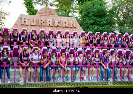 Barcelone - 5 septembre : Les gens s'amuser dans la liste déroulante Tower attraction de parc d'attractions du Tibidabo, le 5 septembre 2015 à Barcelone, Espagne. Banque D'Images