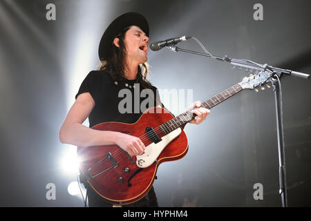 Barcelone - MARS 12 : Baie James (chanteur et guitariste) effectue à Razzmatazz étape le 12 mars 2016 à Barcelone, Espagne. Banque D'Images