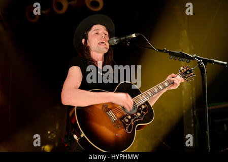 Barcelone - MARS 12 : Baie James (chanteur et guitariste) effectue à Razzmatazz étape le 12 mars 2016 à Barcelone, Espagne. Banque D'Images