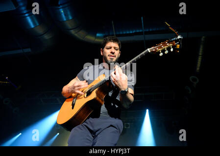 Barcelone - 21 avr : Rodrigo y Gabriela (bande du Mexique) en concert au stade Razzmatazz le 21 avril 2016 à Barcelone, Espagne. Banque D'Images