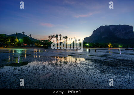 L'Ao Nang resort au lever du soleil en Thaïlande Banque D'Images