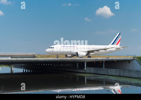 SCHIPHOL, Pays-Bas - 4 juin 2016 : Air France-KLM à l'avion roulait sur la piste de l'aéroport d'Amsterdam-Schiphol Banque D'Images