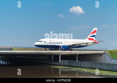 SCHIPHOL, Pays-Bas - 4 juin 2016 : British Airways avion roulait sur la piste sur l'aéroport Schiphol d'amsterdam Banque D'Images