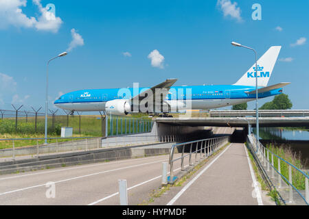 SCHIPHOL, Pays-Bas - 4 juin 2016 : Air France-KLM à l'avion roulait sur la piste de l'aéroport d'Amsterdam-Schiphol Banque D'Images