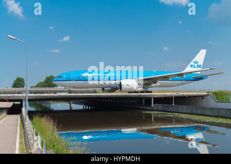 SCHIPHOL, Pays-Bas - 4 juin 2016 : Air France-KLM à l'avion roulait sur la piste de l'aéroport d'Amsterdam-Schiphol Banque D'Images