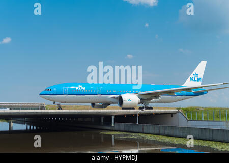 SCHIPHOL, Pays-Bas - 4 juin 2016 : Air France-KLM à l'avion roulait sur la piste de l'aéroport d'Amsterdam-Schiphol Banque D'Images